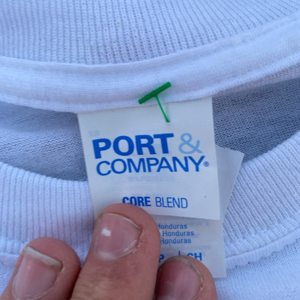 white tee dirt chee